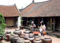 Tourists visiting an old house in Duong Lam Ancient Village