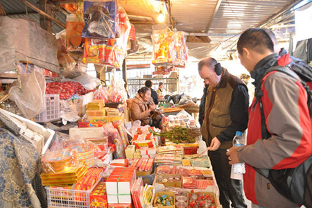 Visit the local market in Dong Ngac