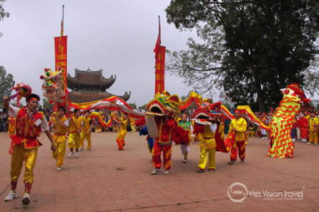 Dragon dance in festival of Do temple.