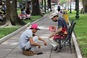 Shoe shine scams targer foreign tourists