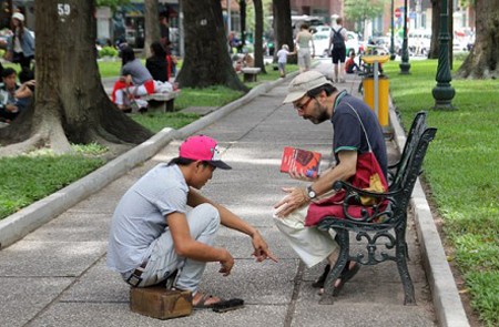 Shoe shine scams targer foreign tourists