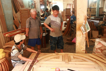 An artisan teaching his students, Bich Chu Carpentry Village