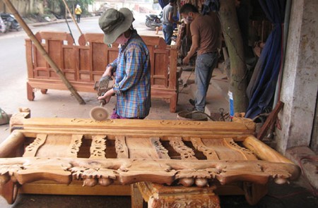 Craftmen sculpturing wooden products