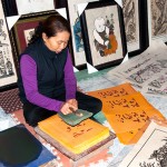 Artisan making Dong Ho paintings