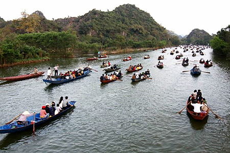 Boat trip along Yen River