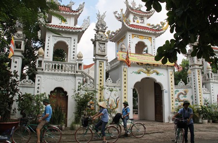 Cycling around Dong Ngac