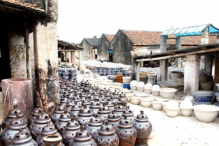 bat trang pottery village