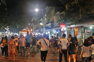 Hanoi night market hang ngang hagn dao