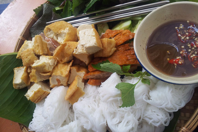 Rice noodles with fried tofu and shrimp paste - Bun dau mam tom