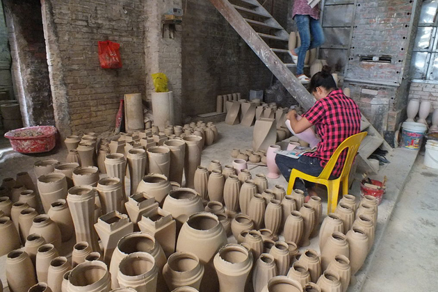 Pay a visit and buy a ceramic product in Bat Trang ceramic village