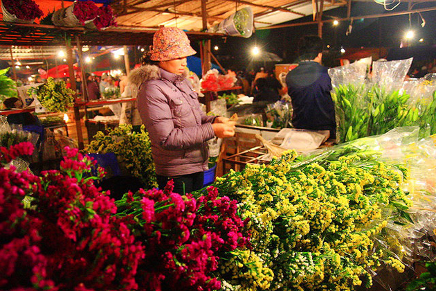 Quang Ba flower market