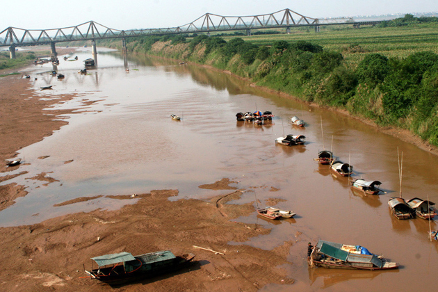 The bank of the Red River near Long Bien Bridge