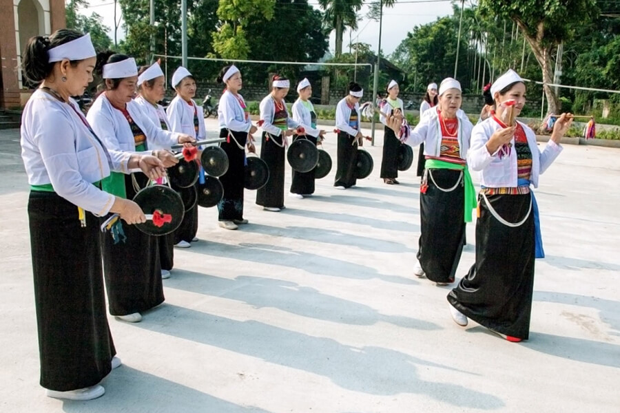 Muong ethnic minority in Hoa Binh - Hanoi Tours