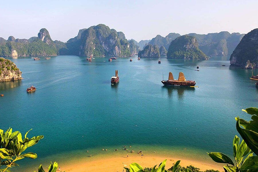 Travel to Ha Long Bay Viet Nam