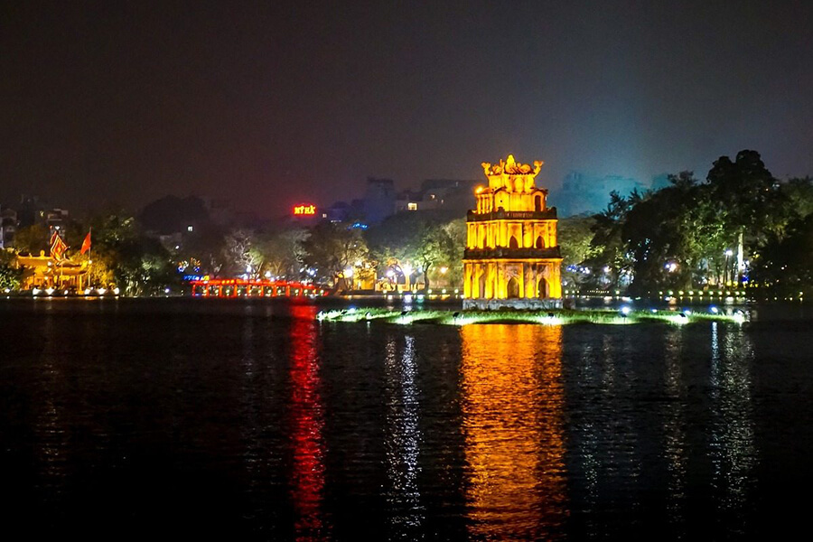 Hanoi hoan kiem lake at night