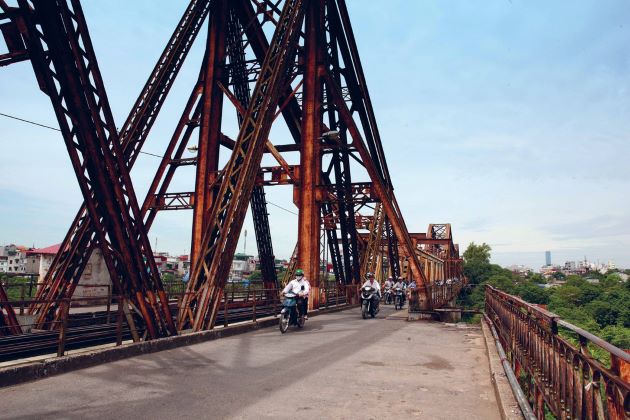 visit long bien bridge hanoi attractions