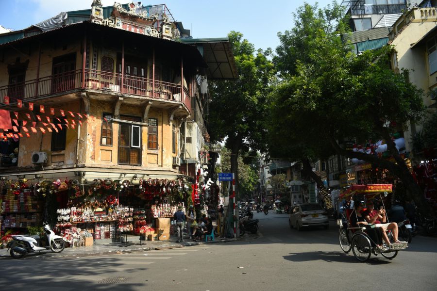 Shopfronts and daily street activity in Hanoi_s Old Quarter